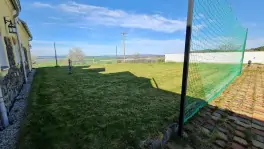 hřiště (travnatá plocha) se sítí je ideální pro míčové hry