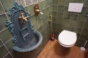 samostatné WC s umyvadlem v přízemí
