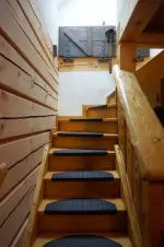 schodiště vedoucí do podkroví chalupy (pohled z přízemí)