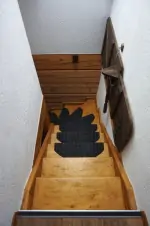 schodiště vedoucí do podkroví chalupy (pohled z podkroví)
