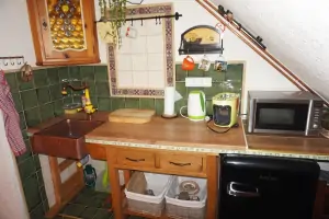 kuchyňský kout je součástí ložnice v podkroví