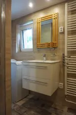 koupelna v přízemí - umyvadlo a pračka