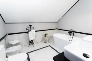 apartmán č. 2: velká koupelna s vanou, 2 umyvadly, WC a bidetem