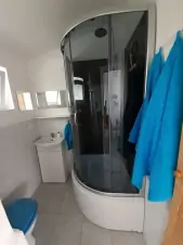 apartmán vlevo: koupelna s masážním sprchovým koutem, umyvadlem a WC