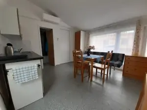 apartmán vlevo: obytná kuchyně s jídelním koutem