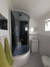 apartmán vpravo: koupelna s masážním sprchovým koutem, umyvadlem a WC
