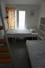 apartmán vlevo: ložnice se 3 lůžky (z toho 1x patrová postel)