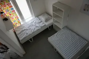 apartmán vlevo: ložnice se 3 lůžky (z toho 1x patrová postel)