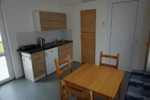 apartmán vlevo: kuchyňská linka v obytné kuchyni 