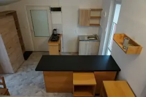 apartmán vpravo: kuchyňská linka