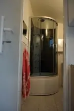 apartmán vpravo: koupelna s masážním sprchovým koutem, umyvadlem a WC