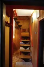 z kuchyně vedou příkré schody do ložnice v podkroví, dají se uzavřít poklopem