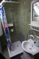 sprchový kout a umyvadlo v koupelně