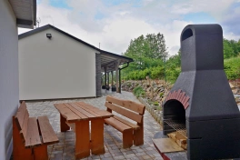 venkovní posezení u&nbsp;zahradního krbu