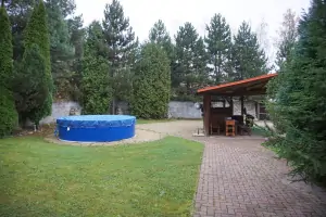 v letních měsících je k dispozici nadzemní bazén (průměr: 3,6 m; hloubka: 1,2 m)