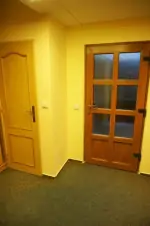 chodba s hlavními dveřmi