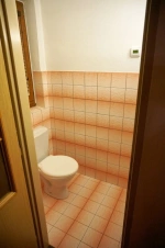 samostatné WC v podkroví