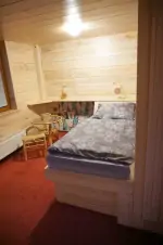 ložnice se samostatným lůžkem v podkroví