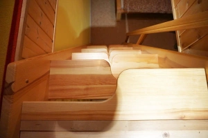 žebřík spojující ložnici s dvojlůžkem a galerii nad ní