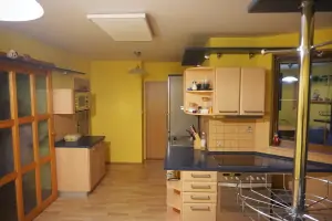 kuchyně je od obytné místnosti oddělena posuvnými dveřmi