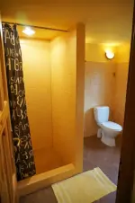 koupelna v přízemí (sprchový kout, WC a umyvadlo)