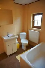 koupelna patřící k ložnici v přízemí (vana, umyvadlo a WC)