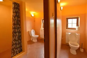 koupelna v přízemí a samostatné WC s umyvadlem