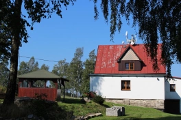 přilehlý pozemek chalupy s altánem a ohništěm