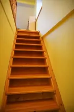 úzké schody do podkroví