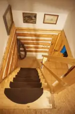 dřevěné schody do podkroví