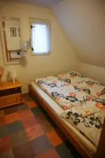 ložnice s dvojlůžkem a samostatným lůžkem