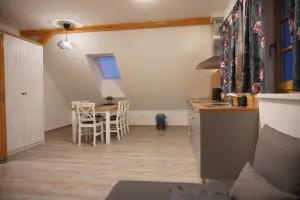 obytná místnost 2-pokojového apartmánu v podkroví s kuchyňským koutem