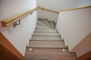 schodiště do podkroví vede ke dvěma apartmánům