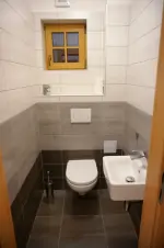 samostatné WC s umyvadlem ve 2-pokojovém apartmánu v přízemí