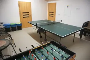 herní místnost v přízemí se stolním tenisem a multifunkčním hracím stolem (minifotbálek)