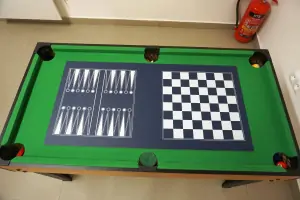 šachy & backgammon  (multifunkční hrací stůl)