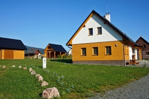 za chalupou se nachází velká pergola s venkovním posezením a vyžití pro děti