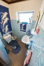 WC a umyvadlo v koupelně