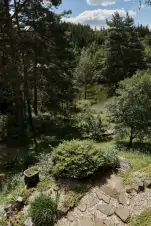 chata Češkovice leží na svažující se zahradě