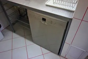 myčka na nádobí v kuchyni