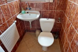 samotatné WC v podkroví