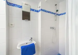 podkroví - ložnice č. 3 - s dvojlůžkem a koupelnou se sprchovým koutem, umyvadlem a WC