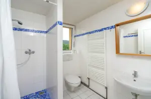podkroví - k ložnici č. 9 a č. 10 náleží koupelna se sprchovým koutem, umyvadlem a WC