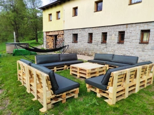 venkovní posezení pod chatou