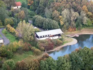 chata Těrlicko leží přímo u Těrlické přehrady (ideální pro dovolenou u vody nebo k rybaření)