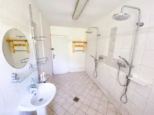 koupelna se 2 otevřenými sprchami, umyvadlem a WC