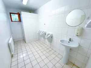 pánské WC (1 kabinka a 3 pisoáry)