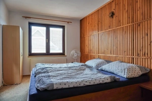 ložnice s dvojlůžkem a lůžkem