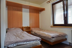 ložnice se 2 lůžky a TV
