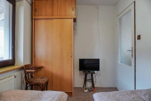 ložnice se 2 lůžky a TV